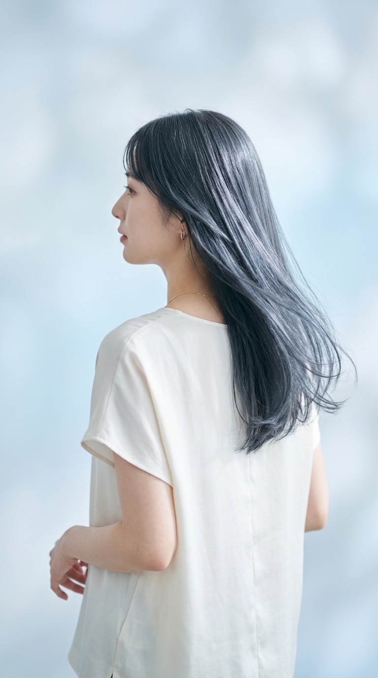 透明感のある髪をなびかせる女性モデル